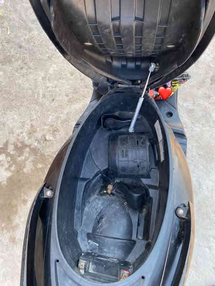 السلام عليكم شباب دراجة سكنس فحل رياضي للبيع وشوفت عينكم نضيفه كلش مال جناي بانزين محسن نوزل خطين للبيع  احتاجيت فلوس خير من الله كامل من كلشي :سعرها  مليون 400وبيها مجال 
العنوان :البصرة  قضاء الدير 
الرقم ***********
