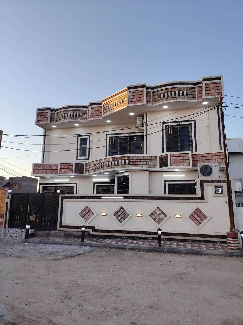 اسلام عليكم بيت للبيع 150 متر واجه 12،5 نزال 12  ابو منيصير ضباط ثانيه
الطابق الأول استقبال صاله ومطبخ وحمامات وغرف نوم 2
الطابق الثاني صاله غرفه 2 وحمامات
*********** /***********
