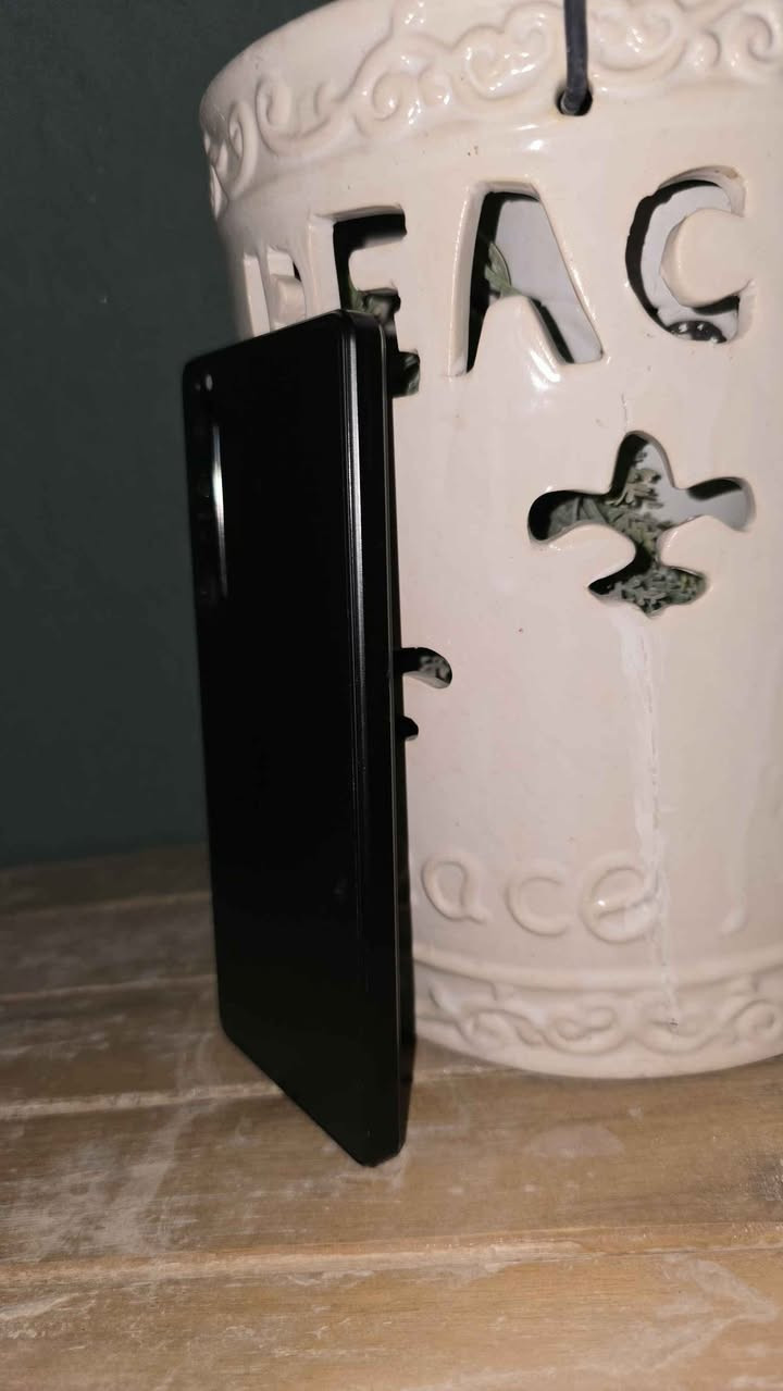 سێ کامێرای 12 مێگاپێکسڵ: 16 ملم (ئەلترای واید)، 24 ملم (واید)، و 85-125 ملم (تەلەفۆتۆ).

تواناکانی Pro: هەر سێ عەدەسەی دواوە دەتوانن...

وێنەگرتنی 4K HDR بە 120fps.

خێرایی: تایبەتمەندی Eye Autofocus و وێنەگرتنی تەقینەوەی 20fps لە کاتی ڕاستەقینەدا هەیە، کە لە کامێرای بێ ئاوێنەی ئەلفای سۆنی بۆماوەیی دراوە

شاشەی 4K OLED: پانێڵێکی سەرسوڕهێنەرە بە قەبارەی 6.5 ئینج بە ڕێژەی نوێبوونەوەی 120 هێرتز. لە بنەڕەتدا مۆنیتەرێکی پیشەگەرە بە قەبارەی گیرفان.

خاوێنی 98% زۆر خاوێنە 

Audio Legacy: هێشتا دەرچەی هێدفۆنی 3.5 ملم هەیە، ئەمەش لە مۆبایلە پێشەنگەکاندا دەگمەنە. هەروەها تایبەتمەندی بڵندگۆی ستێریۆی پێشەوەی هەیە و پشتگیری لە دەنگی Hi-Res Audio (LDAC) دەکات. 

گلاس ڤیکتوس پێشەوە و دواوە بە پلەی بەرگری ئاو IP68 و دوگمەی تایبەتی شاتەری فیزیکی.
چیپسێت:
 بەهێزکراوە لەلایەن snapdragon 8 gen 1 

نرخەکەی 320 هەزار قفل 🔒   
 
وە دیارییەک لەگەڵیدا هەیە کە بای 50$ بۆ 60$🎁  

بەداخەوە من Deliveryم نییە و شوێنیشم سولەیمانیە السليمانية, العراق


**إذا كنت صاحب هذا الإعلان وتريد حذفه لأي سبب، رجاءا أرسل رسالة إلى الدعم الفني**