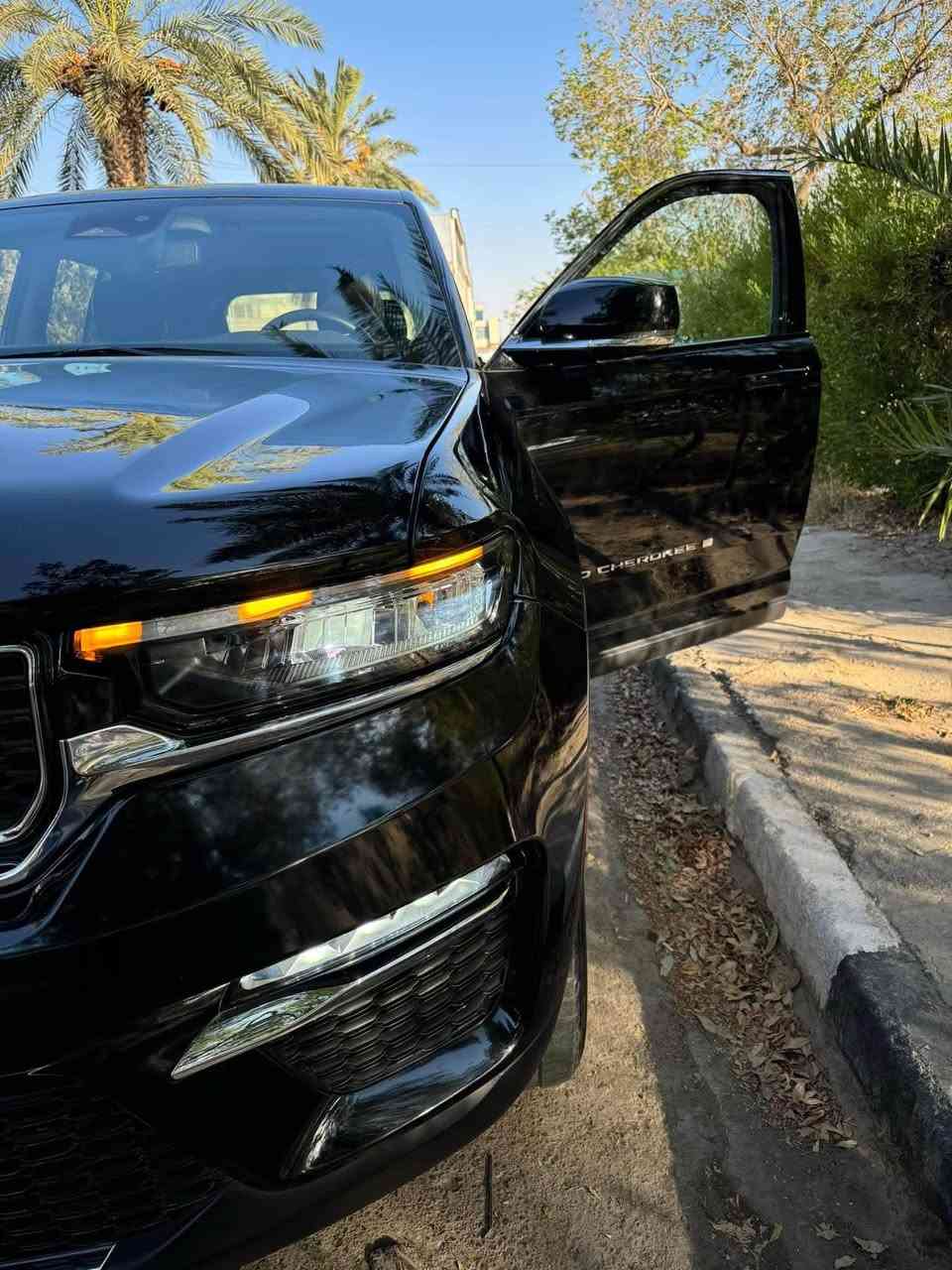 جيب كراند شيروكي 5 راكب لمتد
الموديل: 2022 وارد امريكي

المحرك:   V6 3.6L

العداد 67 الف

المواصفات:

* دفع رباعي 4x4. 

* رادار امامي مع مانع تصادم. 

* تحذير الخروج عن المسار . 

* تحذير النقطة عمياء  .

* نظام تحذير عند التقاطعات.  

* نظام تقليل الضجيج داخل المقصورة. 

* إنارة محيطية. 

* تعديل وضعيات مقود السائق كهربائيا. 

* مرايا تعتيم ذاتي. 

* سقف بانوراما.   

* شاشه كبيرة 10.1 انج . 

* نظام الخرائط (GPS).

* لوحة القيادة بقياس 12 أنچ. 

* كير شفتر بالستيرن. 

* المصابيح الأمامية LED.

* كشافات الضباب LED. 

* دخول ذكي. 

* بصمة على 5 ابواب للدخول الذكي. 

* تشغيل عن بعد.

* الصندوق الخلفي كهربائي.

* ذاكرة لحفظ وضعيات الجلوس للسائق. 

* المقاعد الأمامية كهربائية.

* المقاعد الأمامية تدفئة.

* حساسات امامية. 

* حساسات خلفية. 

* 5 راكب.

* مكيف خلفي

* تدفئة ستيرن. 

* مانع تصادم خلفي.

* بلوتوث تلفون. 

* محدد سرعة. 

* نظام التشغيل والاطفاء الاوتوماتيكي ( Auto Start System ).

مكاني بغداد / جميله 

للاستفسار الاتصال على الرقم ***********
