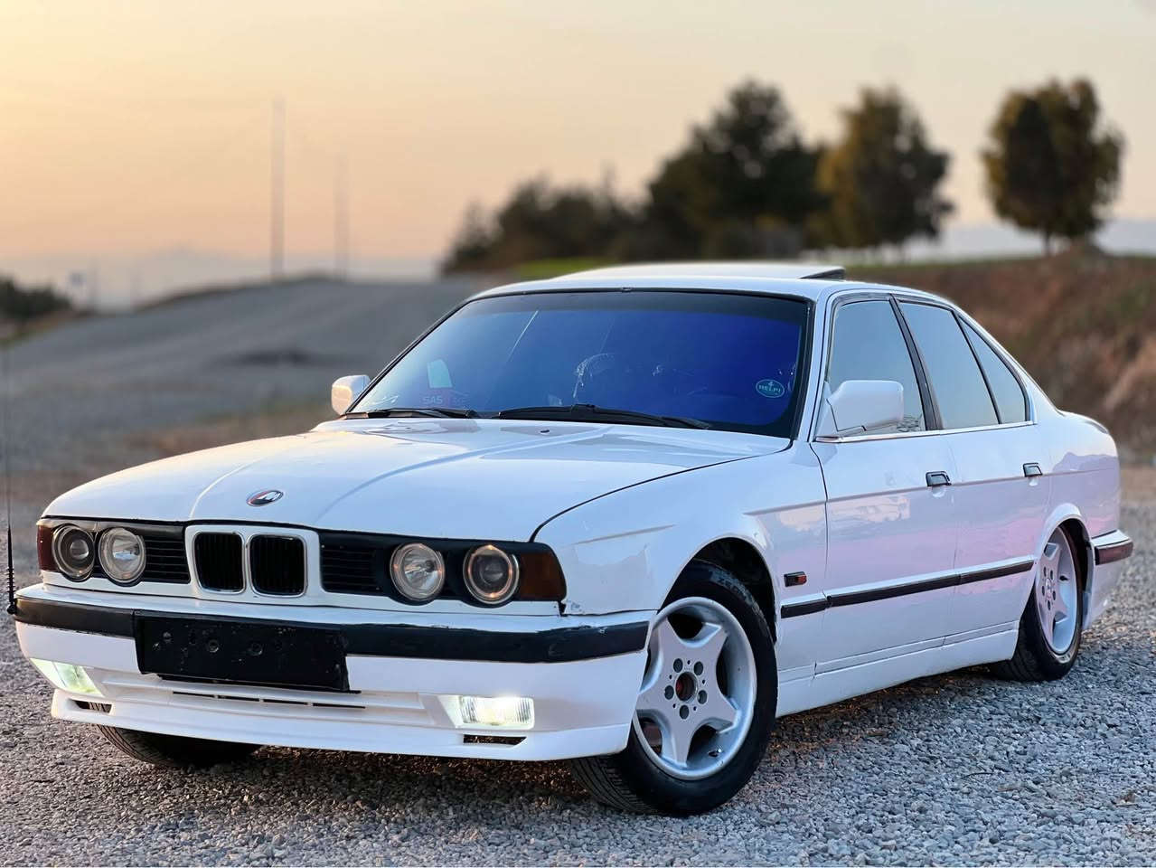 Bmw 1991 520 گێڕ عادی
چوار جام کارەبا سلاید کارەبایی مەزبوتە 
گێڕ و مەکینەی بەشەرت بێ حەیبە
4 تایە و ویلی نوێی لەژێرە
سەیارەکی جوان و بێکێشەیە 
***********
Vibr-Whatsap شقلاوة, أربيل
