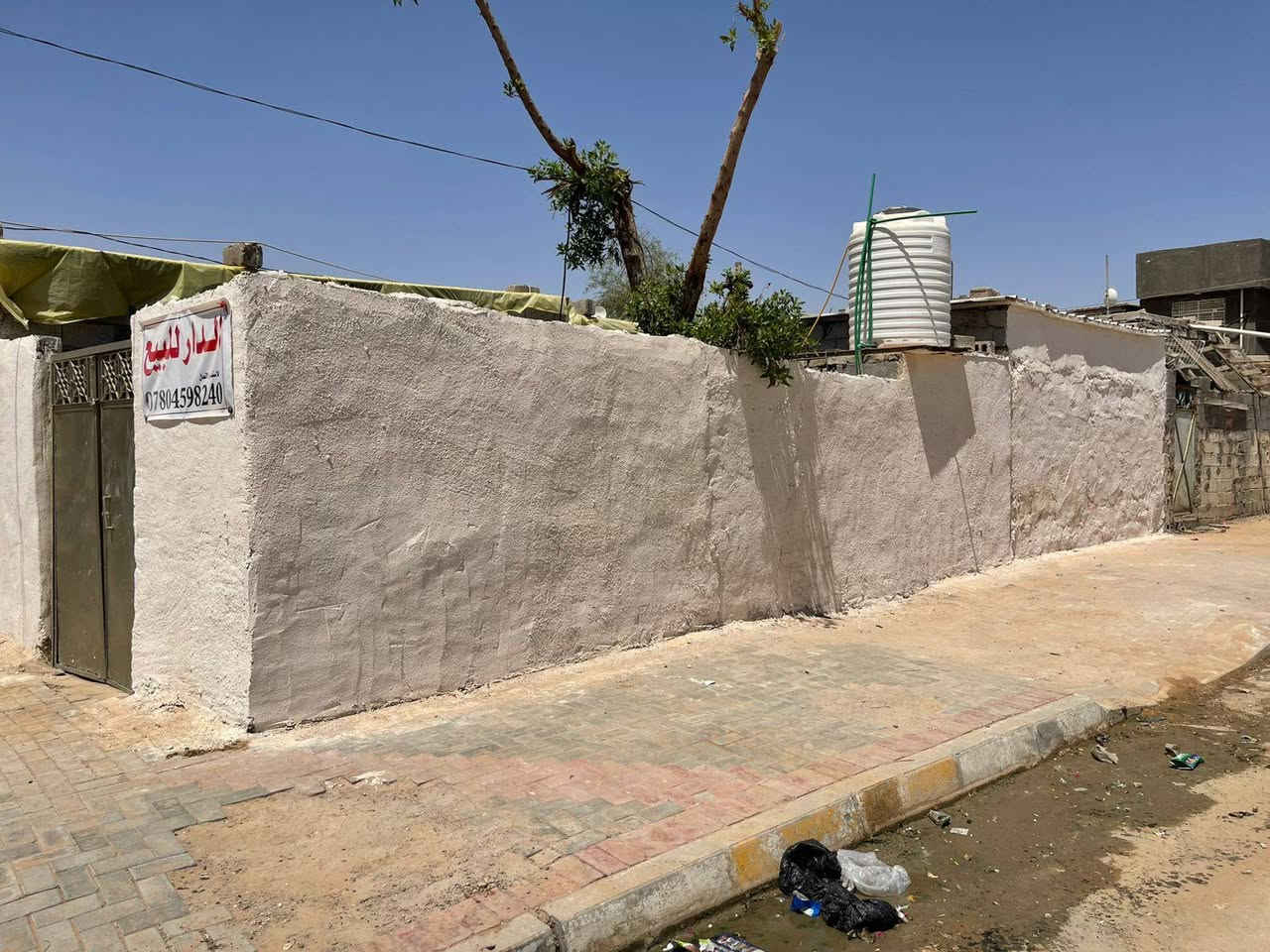 من رخصه الادمن بيت تجاوز للبيع ركن على شارعين بالامن الداخلي المساحه 140 غرف عدد2 استقبال ومطبخ وصحيات السكقف سندويش كامل الخدمات  السعر سبعه ونص وبي اشويه مجال ‏‪***********‬‏ مكلفه بالنشر مكلفه بالنشر يعني مو صاحبت البيت موجود صاحب البيت رقمه موجود
