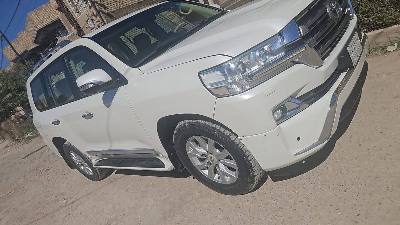 السلام عليكم 
لاندكروز 2017 فطيم 
بغداد بأسمي السونار واضح بالصور 
جاهزه بدون نقص 
السعر 465 
مكان السياره بغداد التاجيات 
ماشيه 180 
***********
