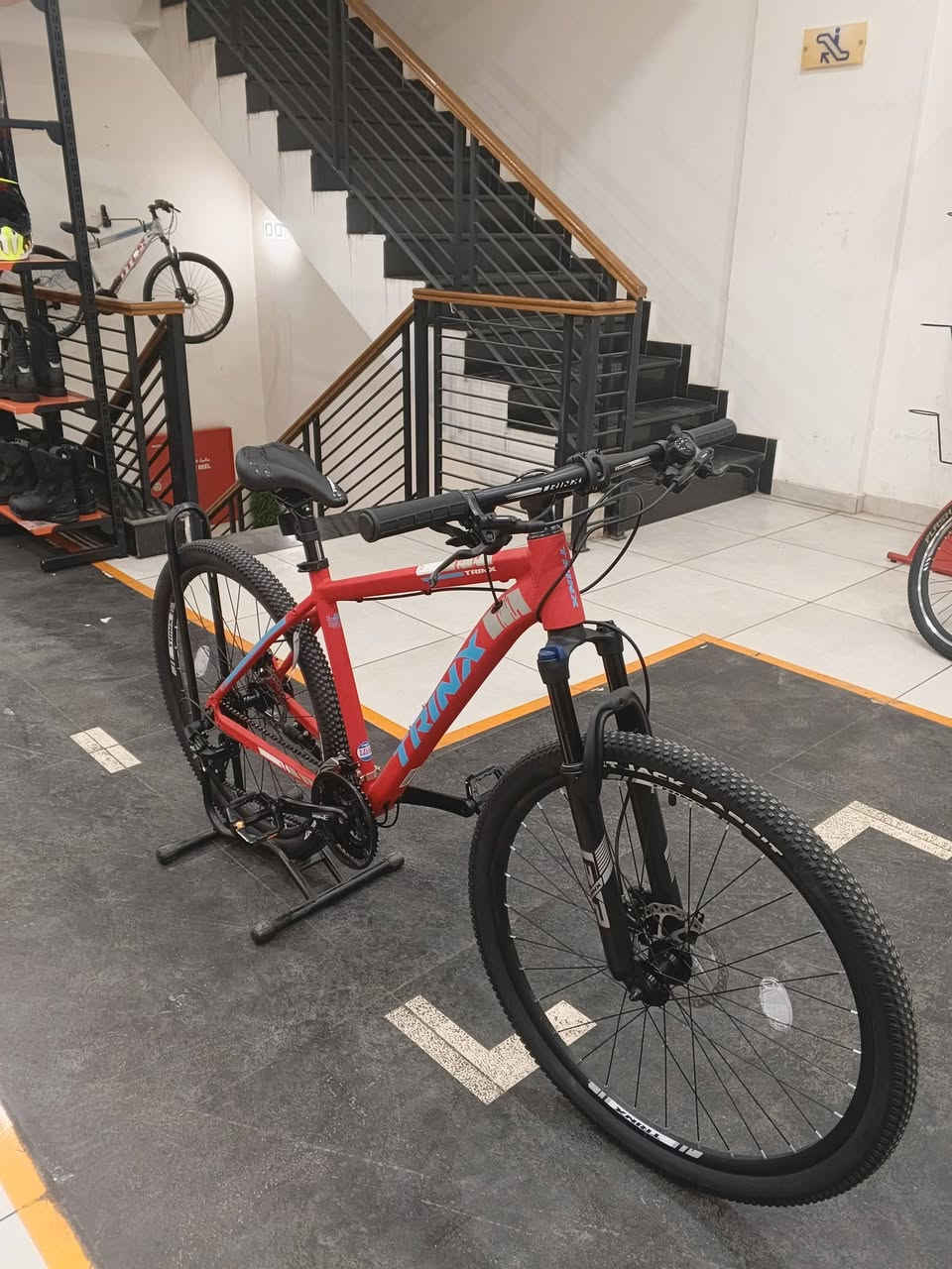 رجع توفر بايك لترنكسD500 حجم 27.5  بفضل الموصفات وبي خصم فوق 40%
موصفات 
بريك دسك وفلنجه
دبل تحكم قفل وفتح
فريم انمنيوم بلكامل 
مكينه شيمانو ياباني 
مكينة الخلفية 8والامامية3
بايك يعتبر جبلي وسبورت بنفس لحضة
سعر كان قبل الخصم 660حاليا 396
كل هذا توفر بشركة عجلة الخليج
موقع بغداد كراده خارج مقابل سما مول 
استفسار ***********
