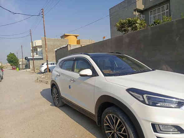 السلام عليكم ورحمه الله وبركاته 
من رخصة الادمن المحترم 
هونداي توسان 2020 - وارد خليجي - رقم بغداد :
 * مكفولة (كير، محرك، صبغ).عده البارد بالباب الخلفي كلش بسيط موجود بالصوره 
السيارة فول مواصفات 
الممشى: 64  كيلومتر فقط.

المحرك: دوش   سعة 2000 
التسجيل: رقم بغداد - تحويل مباشر 

المواصفات: فول 
*شاحن وايلر لس 
*منافذ usb 
*مثبت سرعه
*نضام aps 
 *  مراي شفط  مع إشارات جانبية بيها 
 * الكشنات جلد ، تحكم كهربائي كامل.
*كاميرا عدد 2 أمامية والخلفيه موجهة مع حركة الستيرن. 
 * الحساسات :
 حساسات أمامية وخلفية
حساس تنبية نقطة عمياء ، حساسات ابواب, حساسات انطلاق 
*بانوراما 
 * التشغيل: بصمة  عدد 2

 * التبريد: تبريد قطعتين  

 * شاشة  بلادي 
بلوتوث وانترنت اندرويد كار بلي 

 * التحكم: تحكمات ستيرن كاملة (تحكم ، ميديا، مثبت سرعة.... ).
واحهة كروم كامل 

 مقاس الاطار 19 
   * تخم تايرات جديد.
   * دوشمة جلد جديدة.
   * الدشبول مطعم عسلي واسود

السيارة جداً نظيفة، ستخدام كلش قليل 

السعر: 215 وبي مجال 
الموقع: بغداد .

السيارة باسمي 
للتواصل: ***********
