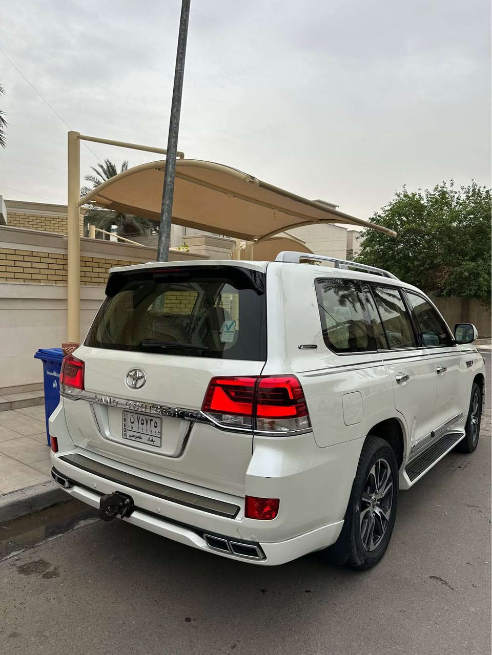 سلام عليكم 
لاندكروز GXR 2020 (ساز اصلي) 
السياره كفاله من الصبغ والتبديل 
ماشيه 50k
مغلفة ppf بلكامل 
  
رقم بغداد  تحويل مباشر ب اسمي السيارة

فول مواصفات

سلايد روف وبصمة 
كراسي كهرباء 
كشنات جلد 
شاشات كبيرة بلاد 
حساس خلفي وامامي 
جنطة كهرباء 
تحكم ستيرن جهتين
مري شفط 
 تشغيل عن بعد 
اشاير ترحيب
حساسات امامي وخلفي 
شاحن لاسلكي( واير ليس ) 
  8 ايرباك 
دبل ماوس 
كامرة خلفية 
نظام ABS 
ثلاجة 
لايت زنون كشافات
ويل كب كروم حجم 20
حجم المحرك: 6 سلندر
بصمات عدد 2
زراك لايت
عده وغراض الشركه وبصمات على وضع الشركه

مكاني السياره بغداد الحارثية
السعر 540
*********** 

 781 804 6715 بغداد, العراق
