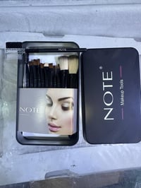 عندي هاي العلبه مال فرش مكياج علبه حديد بداخله 12 قطعه من الفرش  مجموع...