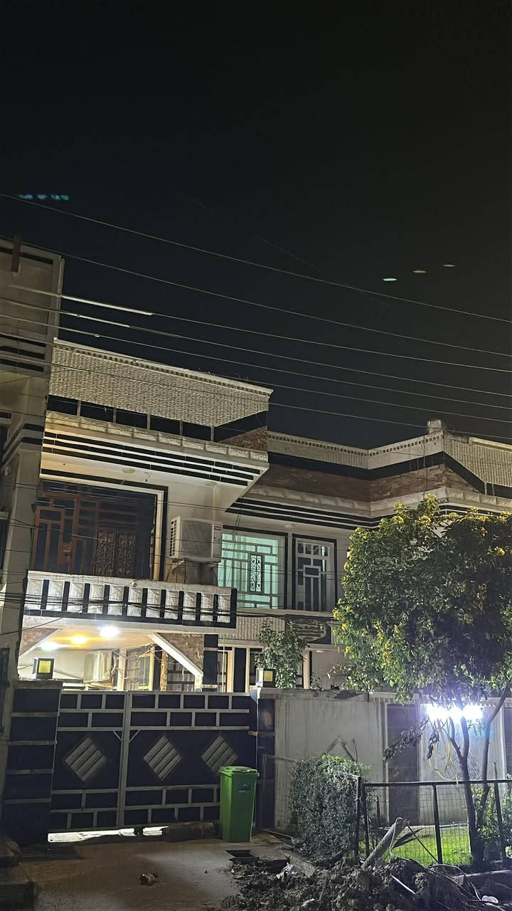 السلام عليكم دار للبيع موقع مميز المساحة ٢٠٠ م واجهة ١٠ مالنزال٢٠م  بين شارع البداله وشارع مدير الامن...موقع مميز الشارع الاول خلف البستنه وشارع مميز  4 غرف نوم 
غرفة ارضيه 
غرفتين طابق ثاني سويت 
غرفة طابق ثاني + مطبخ وهول وحمام معزول وحد من الداخل
للاستفسار 
***********
