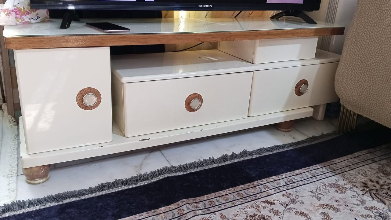 السلام عليكم
تخم 10 مقاعد 3 قطع يحتاج فقط تنضيف + اكو خشبة مكسورة بس ما اتائر  (سعرة 600)
+ميز بلازمة مكسورة قواعد الرجلين فقط والرجلين موجودة 

مكاني بغداد مدينة الصدر قرب سوق الاولى 
هاتف ***********
