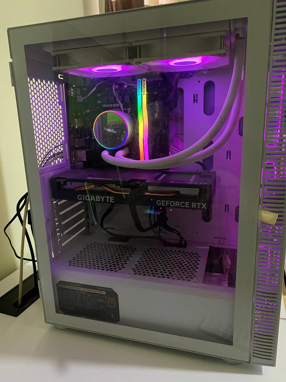 السلام عليكم حاسبة للبيع

cpu i5 12400 new
ram ddr4 kit 2*8g 3600 TEAM  rgb T-FORCE
argb controller 10fan
FAN CASE 12CM
باور سبلاي Vp700 -700 5-19
ECONOMIC AIO 3 WHITE 2FAN 
GIGABAYTE M.2 512
GIGABYTE 4060 3 fan ٣ فانات الكارت الجبير
GIGABYTE-M/B H610 K DDR4 2.0
White case 09
مع شاشتين
Monitor Mega 2K 165hz 27 inch ips
Monitor Acer Full Hd 75hz 24 inch
مع يو بي اس
UPS 1500va جديد 
مع كيبورد ريد دراگون وماوس ريد دراگون فقط تقريباً سعرهم ١٠٠
التجميعة كاملة سعرها ١٨٠٠ مليون و ٨٠٠ الف
رقم:  ***********
