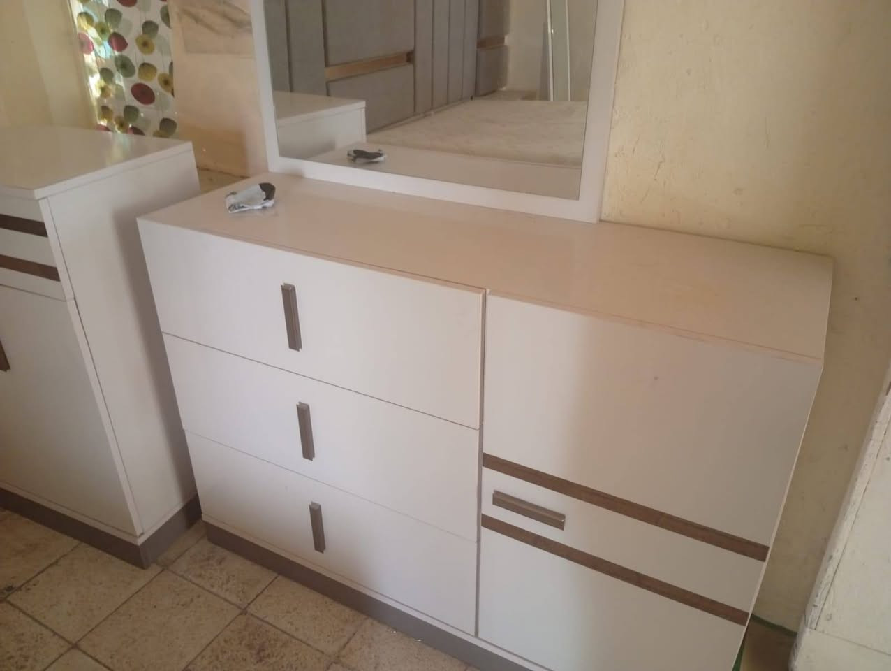 السلام عليكم غرفه تركيه 7قطع نجاره الاصليه  القويه + الفراش  صارلي اسبوعين من ماخذه  اخت  الجديده بعدها بل لايلون شخط ما بيها بل حقيقه احله من الصور معروضه ب  مليون و 200 وبيها مجال الله شاهد بعدها جديده بل جيس الرقم ***********
