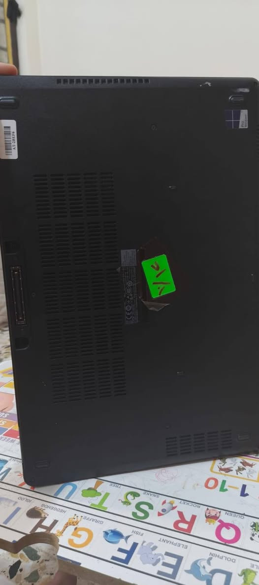 معلومات الجهاز الأساسيةالشركة المصنعة: Dell Incالموديل المكتبي: Latitude E5570 (من فئة أجهزة الأعمال القوية والعملية)نظام التشغيل: Windows 10 Pro (بإصدار 64 بت)🧠 المعالج (CPU)النوع: Intel Core i7-6820HQ (من الجيل السادس).السرعة الأساسية: 2.70GHz وتصل إلى سرعات أعلى عند الضغط الحركي.عدد الأنوية: يحتوي على 8 أنوية افتراضية (8 CPUs)، وهو معالج ممتاز للمهام الثقيلة مقارنة بالمعالجات التي تنتهي بحرف U.💾 الذاكرة والتخزين (RAM & Storage)الذاكرة العشوائية (RAM): بحجم 8 جيجابايت (8192MB) من نوع DDR4.التخزين الافتراضي لهذا الموديل: يأتي عادة بهارد من نوع SSD فائق السرعة بسعة 256 جيجابايت أو 512 جيجابايت (حسب التعديل).🎮 كرت الشاشة والرسوميات (GPU)يحتوي هذا اللابتوب بمعالج HQ غالباً على كرتين شاشة:الكرت الداخلي: Intel HD Graphics 530 (لتوفير الطاقة والمهام اليومية وتصفح الإنترنت).الكرت الخارجي (اختياري في بعض النسخ): AMD Radeon R7 M370 (للالعاب الخفيفة إلى المتوسطة وبرامج التصميم).🖥️ الشاشة والمنافذ (الخارجية)حجم الشاشة: 15.6 بوصة (غالباً بدقة Full HD 1920x1080).المنافذ: يحتوي على 3 منافذ USB 3.0، منفذ HDMI للشاشات الخارجية، منفذ VGA، ومنفذ شبكة RJ-45، وقارئ كروت ذاكرة
السعر270وبي مجال واتساب 
***********

***********
بغداد
