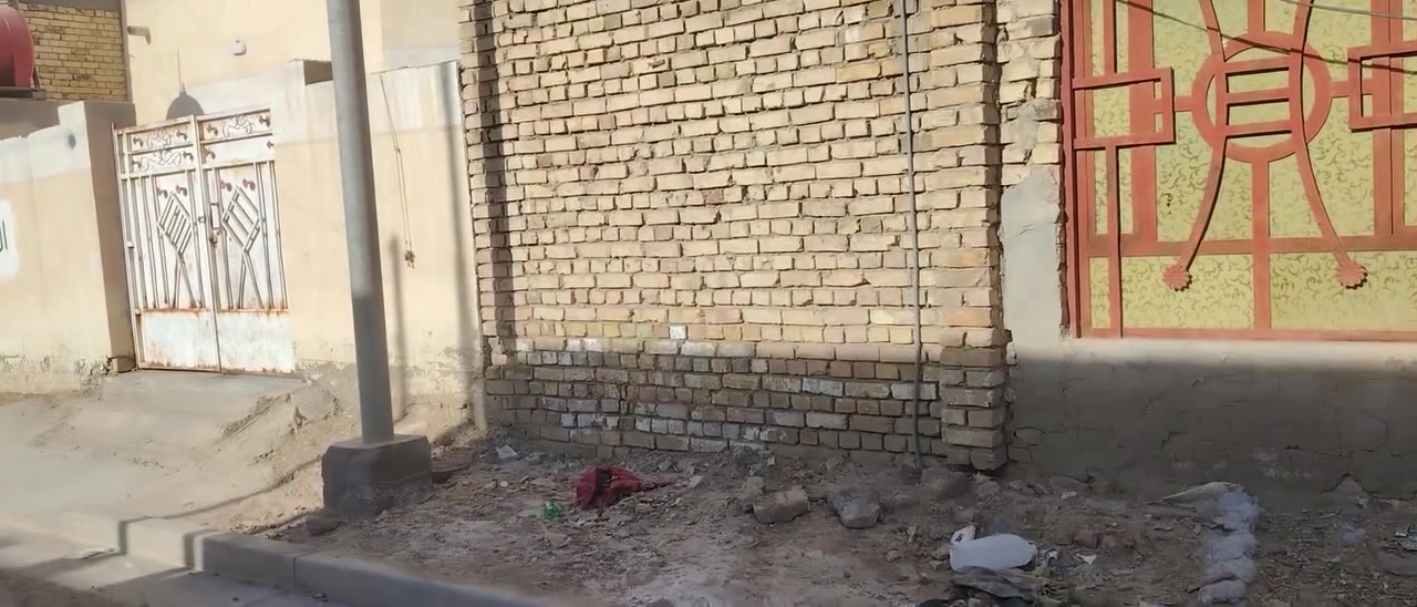 بيت للبيع في حي السلام مقابل مجمع العزه السكني  كامل الخدمات مساحته ٢٠ ٢ هاتف ***********
