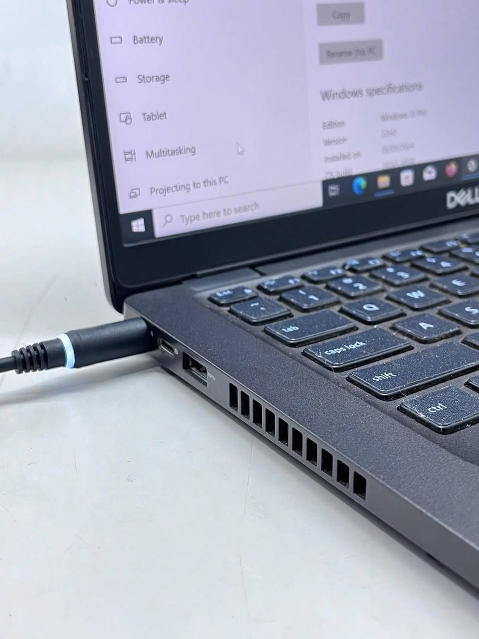 🔥🔥 لابتوب DELL Latitude 5400 + هدية ماوس وماوس باد+ شاحنه اصليه 🔥🔥
💻 المواصفات والميزات:
1️⃣ المعالج: Intel Core i5 – الجيل الثامن
سريع وكفوء، يخلّيك تشغل برامج متعددة بدون تهنيج ويستحمل الشغل والدراسة بكل سلاسة.
2️⃣ الرام: 8GB DDR4
يسمح لك بتشغيل أكثر من تطبيق بنفس الوقت، مثالي للدراسة، تصفح الإنترنت، وبرامج الأوفيس.
3️⃣ الهارد: 128GB M.2 SSD
تشغيل الجهاز والبرامج يكون خلال ثواني، سرعة نقل الملفات عالية جداً مقارنة بالهارد العادي.
4️⃣ الشاشة: 14" لمس
شاشة لمسية واضحة ومريحة، تجربة رائعة للتصفح والعمل، وحجمها مناسب للسفر والدراسة.
5️⃣ كرت الشاشة الداخلي: 4GB Intel
يدعم تشغيل البرامج الخفيفة والألعاب البسيطة، مناسب للعمل اليومي والفيديوهات.
6️⃣ البطارية: جديدة 🔋
تدوم لساعات طويلة، تشتغل معك بدون الحاجة لشحن مستمر، مثالي للدراسة والتنقل.
🎁 هدية مجانية: ماوس + ماوس باد+ شاحنه اصليه
لتجربة استخدام أسهل وأريح، خصوصاً إذا تحب تشتغل أو تلعب براحة أكبر.
💰 السعر: 260,000 دينار فقط
📍 متوفر حالياً – الكمية محدودة
📩 للتواصل:
واتساب / اتصال 📞
***********
