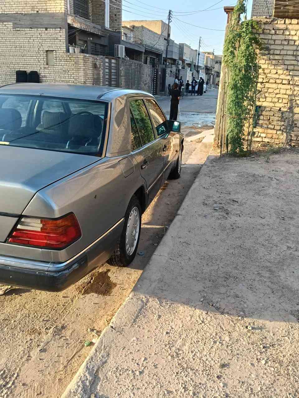 سلام عليكم اخواني مرسيدس للبيع موديل 91 مكينه بلاد قبق اسود 300 بسمي سنويه 27 سياره جاهزه لا ضربه ولا تبديل قواعد بلاد سليمه. ***********
