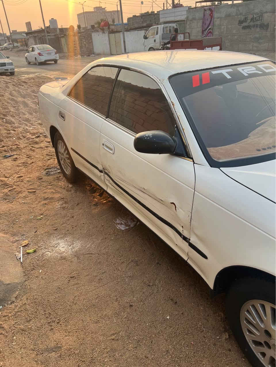 سلام عليكم 
مارك نفخ مديل ١٩٩٦مكينه وكير كفاله  فيفيتي (2500)
دواخل نضيفه وحداديه وتخم تاير جدد توني نافضهن 
علما ان السياره( نقل جثه )بدنه كامله رقم جديد انكليزي (بسمي )والضربه مثل ماتشوف بالصوره
*********** بصره 
السعر 45وبيها مجال البصرة, العراق
