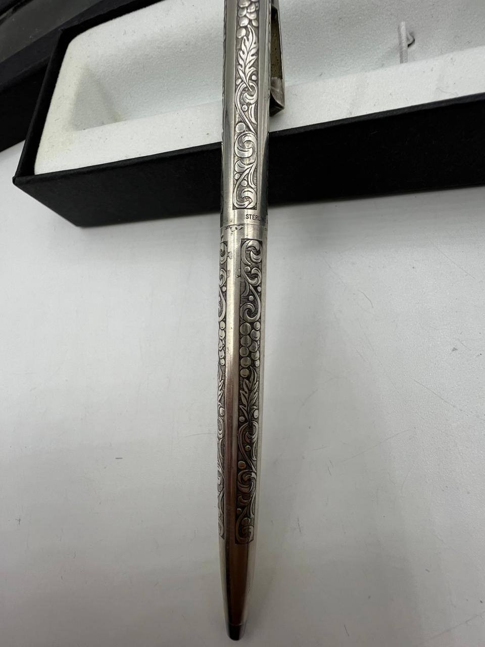 تحية طيبة  ،،، 
           #قلم_جاف_شيفر_امبريال SHEAFFER IMPERIAL 
           الصنع : امريكي #اصلي  ، MADE IN USA  ، 
             مستخدم ، إنتاج طراز كلاسيك #قديم  ، 
        مصنوع من #الفضة_استرليني_925  STERLING  ، 
               نقشة #أوراق_الشجر مميزة جدا  ، 
* السعر : 145 الف  ، 
 * يوجد توصيل  .


**إذا كنت صاحب هذا الإعلان وتريد حذفه لأي سبب، رجاءا أرسل رسالة إلى الدعم الفني**