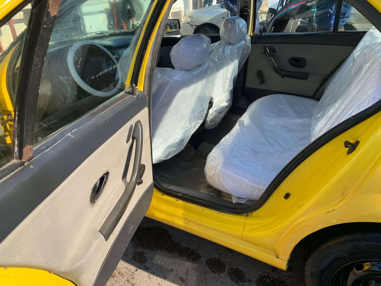 سلام عليكم سمند ٢٠٠٩  للبيع سياره جديده امانت الله كلشي بيها جديد تبريد ثلج كهربائيات كلها شغاله اي نقص ما بيها باتري جديد مكينه خير من الله تخم تاير سياره نضيفه الى درجه بيها تصليح بلهلال الفوك التايرات فقط معروضه ب ٣٨ وبيها مجال للشراي اتصل ويدلل ***********
