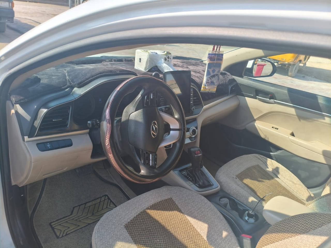 السلام عليكم
النترا للبيع مديل ٢٠٢٠رقم بغداد السياره فول كفاله عامه 
ملاحضه (السياره محجوزه للمصرف باقيله ٤اشهر وصير حره )
مكان السياره كربلاء ***********
