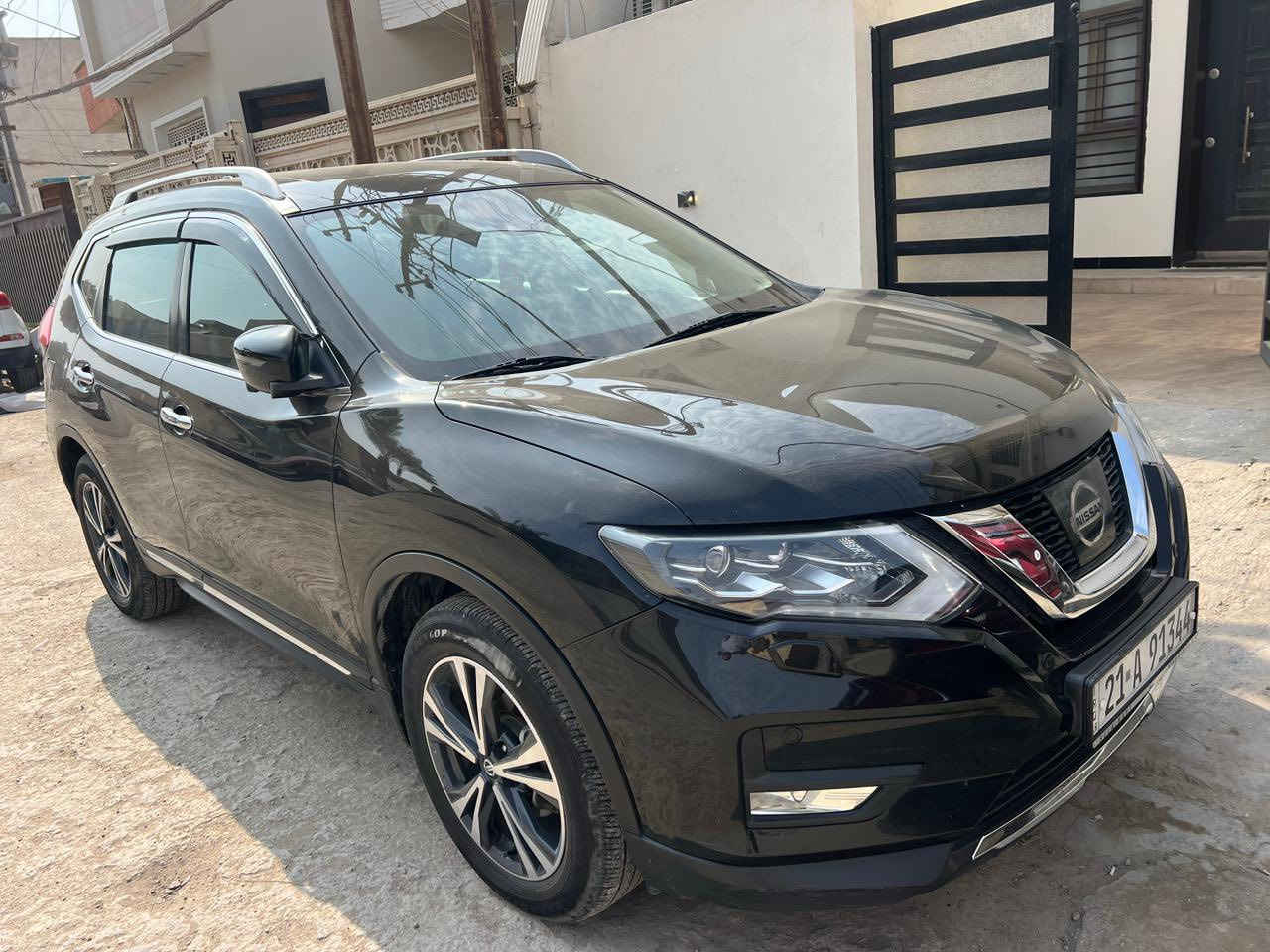 السلام عليكم                                                                      نيسان اكس تريل للبيع موديل 2018 صفر مال شركه ماشيه 62 الف حقيقي سياره مكفوله من الصبغ وتعديل وشرط المكينه والكير السياره تجي فول واحد ع واحد يعني بانوراما تبريد قطعتين فول تحكم ستيرن تدفئه وتبريد بلكشنات زراكه بلايتات  مفوله السياره ومال بيت مستحيل تلكه هيج نظافه بلسوق سعرها ١٩٥$ وبيه مجال بسيط ماكو هيج سعر بهيج نظافه وبلعافيه ع ياخذها للاستفسار *********** مكاني بغداد
