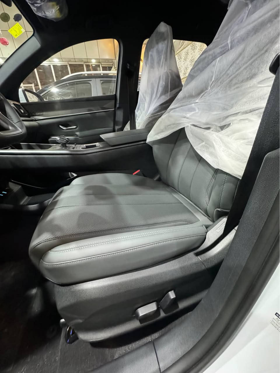 يصمه تشغيل عن بعد 
شاشه 
كامرات 
مقاعد جلد 
مقعد كهرباء 
حساس امامي خلفي 
هاندبريك كهرباء 
اوتو هولد 
محرك dmi بلكن كهرباء بنزين 
تفويلة البنزين تمشي 1300 كم 
8 ايرباك
ركن تلقائي
لايت بك لايت لد 
*********** 
*********** بغداد, العراق
