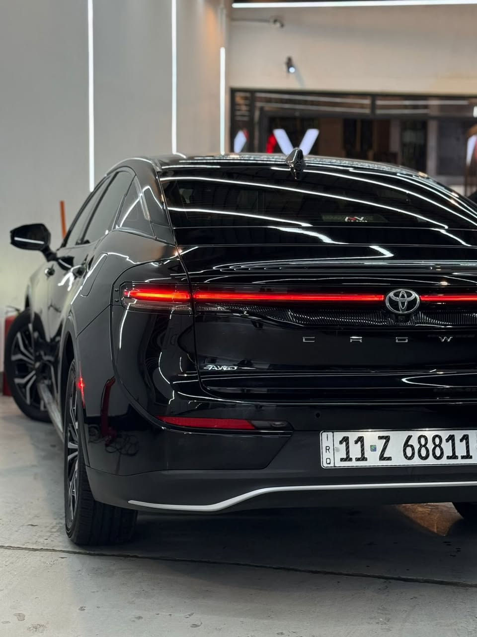 � للبيع: Toyota Crown 2023 🚗
او موراوس برانكو 

🔹 الموديل: 2023
🔹 النوع: تويوتا كراون
🔹 المحرك: 2.5 لتر هايبرد (4 سلندر)
🔹 القوة: حوالي 236 حصان
🔹 ناقل الحركة: أوتوماتيك CVT
🔹 نظام الدفع: دفع رباعي (AWD)
🔹اللون الخارجي: (اسود)
🔹 اللون الداخلي: (جلد احمر)

✨ المواصفات:
• شاشة معلومات وترفيه كبيرة مع نظام 
• نظام صوتي jbl
• حساسات أمامية وخلفيي
• مثبت سرعة راداري
• نظام المحافظة على المسار
• فتحة سقف (بانوراما)
• مقاعد جلد فاخرة مع تدفئة وتبريد
• دخول ذكي وتشغيل بصمة
• إضاءة LED كاملة
• نظام الفرملة التلقائية
• تنبيه النقطة العمياء
• تنبيه التصادم الأمامي
• وسائد هوائية متعددة

📌 الحالة: (ممتازة / شبه جديدة)
📌 السعر: (٢٩٠)$ ورقه 
📌 الموقع: بغداد 
الشراي يتفضل خاص ❤️

‭٠٧٨٣ ٨٠٠ ٢٢٣١‬
