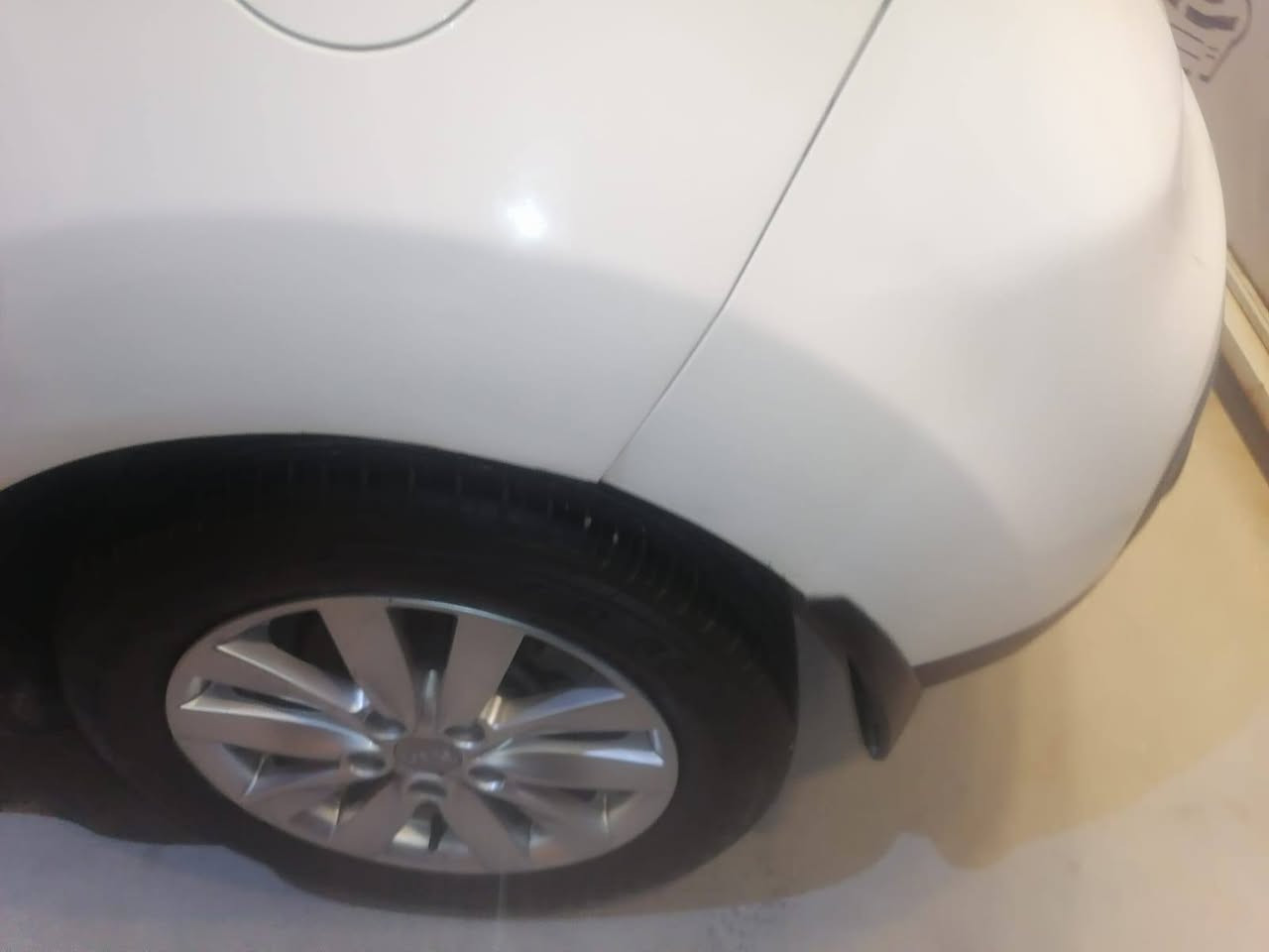 السلام عليكم للبيع كيا صول ابيض موديل ٢٠١٩ محرك ١٦٠٠ جي دي اي حادث جاملغ وبنيد ما واصل للمحرك وارد أمريكي الاتصال ع الرقم ***********.  السعر ١٢٨ وبيها مجال لشراي.
