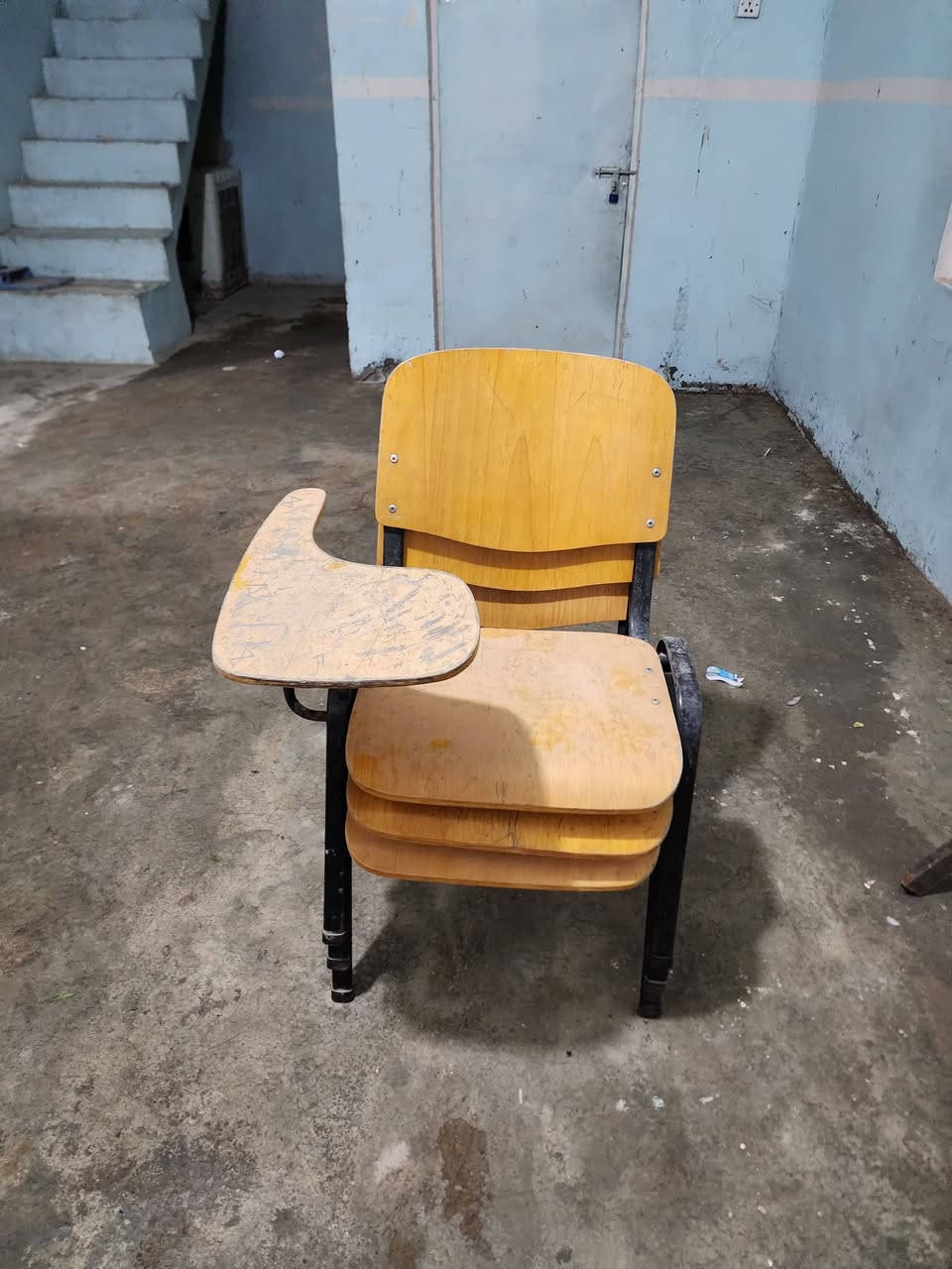 مستعجل البيع ٢٠ رحلة (١٢٠سم) استعمال قليل وعشرون كرسي ستول  ومراوح عدد ٢ وسبورات استخدام قليل ٢.٤٠م×١.٤٠م  اخو الجديد .. الرحلة ٣٠ الف  والكرسي ٢٠ والمروحة ١٥ والسبورة ٦٥ الف الواحدة  *********** العنوان الخالص
