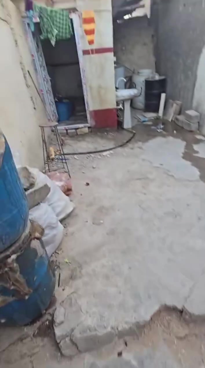 بيت للبيع مساحة ٢٠٠ متر ملك صرف
الموقع حي الغدير / قرب الكراج الاخير 
طابق واحد  بناء قديم 
٣ غرف نوم وصاله واستقبال ٦ في ٤
وصحيات ومطبخ 
كراج وحديقه.***********
***********
