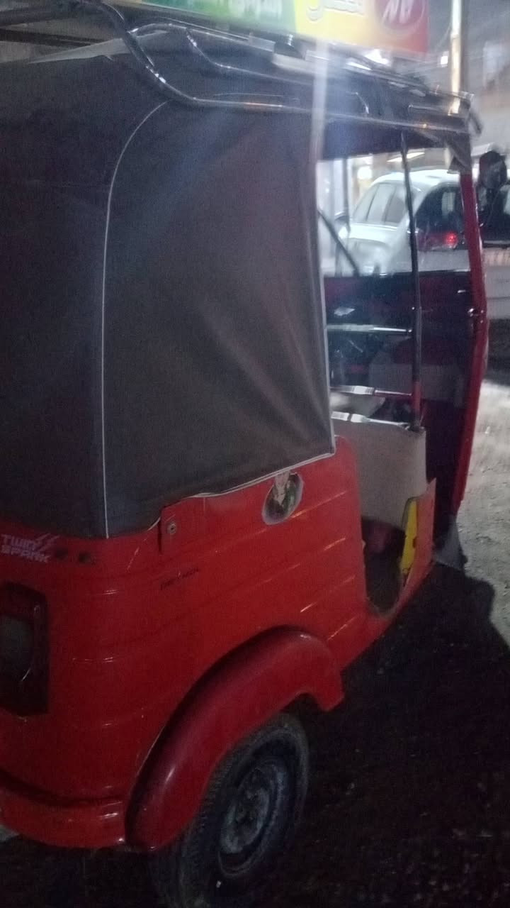 السلام عليكم باجاج 17دخوليه18كامله نقص كهربأئبات وصلنصه عوزهه لحيم دوسه سائق معمره جديد وره مبيهه شي تجفيت جديد شركه  ونه خفيفه ب الكسل  سعر   5 مستعجل ع بيعته تحويل ٢ يوم  وبيهه مجال أن شاءالله ***********   مكان مدينة الصدر
