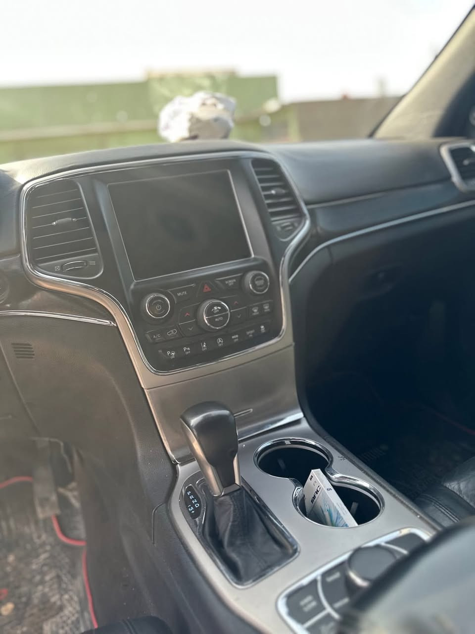 السلام عليكم

جيب كراند شيروكي 

مديل 2018

السيارة فول موصفات 

لمتد 

لايت زنون 

فتحة 

شاشه كبيرة كار بلي

جنطة كهربائية 

تحكمات موس 

حساس امامي خلفي جانبي

السياره فول للاخير صدر وحدادية جديد مبدلة

وتخم تاير جديد وحادثها بنيد وجاملغ وباب خلفي فقط 

السياره باسمي وتحويل نفس اليوم او ثاني ويوم

مكاني الحله البكرلي 

سعرها  190

***********
