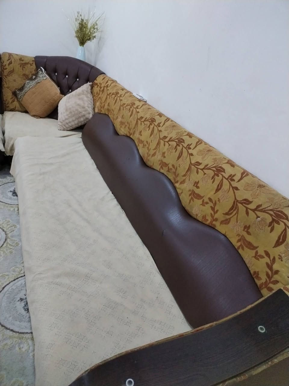 السلام عليكم طخم خشب عراقي للبيع 8امتار وبي زويتين نظيف كلش السعر 275وبي مجال للتواصل ع رقم***********
