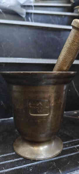 هاون للبيع نحاس اصلي أبو الختم طوله 17 عنوان بغداد العبيدي حي الرأسه سعر 60الف رقم الهاتف ***********
