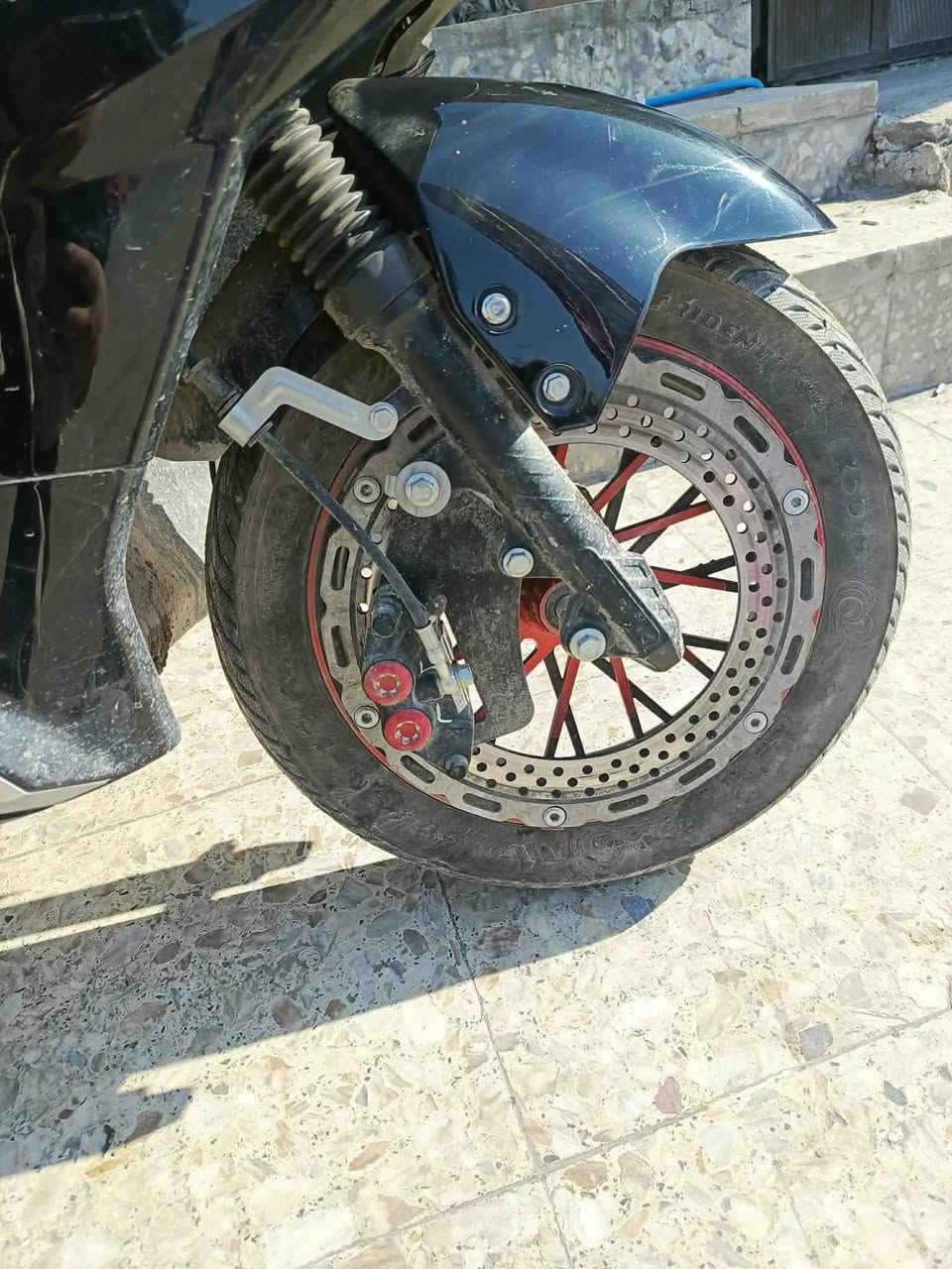 سلام عليكم
دراجه شحن تانك نوع دبابه 
ست بطاريات كبار 
72امبير 
ملف/2500
تايرات جدد 
نشرات جانبيه و شاسه رقميه بصمه و بيها بك 
الدراجه جديده مصار هواي من اشتريتها 
للاستفسار/*********** 
ما عندي خاص فيس فقط واتساب
