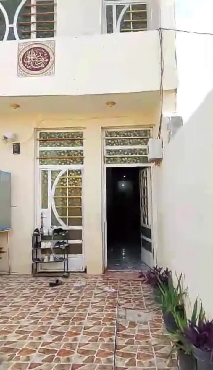 للبيع بيت سكني في ديالى – بعقوبة – منطقة الغالبية

📍 الموقع: خلف مجمعات الغالبية السكنية.

📐 المساحة: 125 م²
📏 الواجهة: 6 متر
📏 الطول (النزال): 25 متر
🏠 عدد الطوابق: طابقان

الطابق الأرضي:

* كراج سيارة
* غرفة استقبال
* غرفة نوم
* صالة
* مطبخ
* مجموعة صحية

الطابق الأول:

* غرفة نوم كبيرة
* استقبال/هول
* ممر
* شرفة أمامية (واجهة)
* سطح

💰 السعر الكلي للبيت: 75 مليون دينار عراقي.

🏦 البيت مشمول بقرض المصرف العقاري (المبادرة):

* المتبقي على القرض: 45 مليون دينار.
* يدفع المشتري 30 مليون دينار للبائع وتحول المعاملة باسمه.
* القسط الشهري للدولة: 219 ألف دينار.

📞 للاستفسار والمعاينة يرجى التواصل على الرقم: (***********)

فرصة جيدة للسكن أو الاستثمار في موقع هادئ وقريب من الخ
