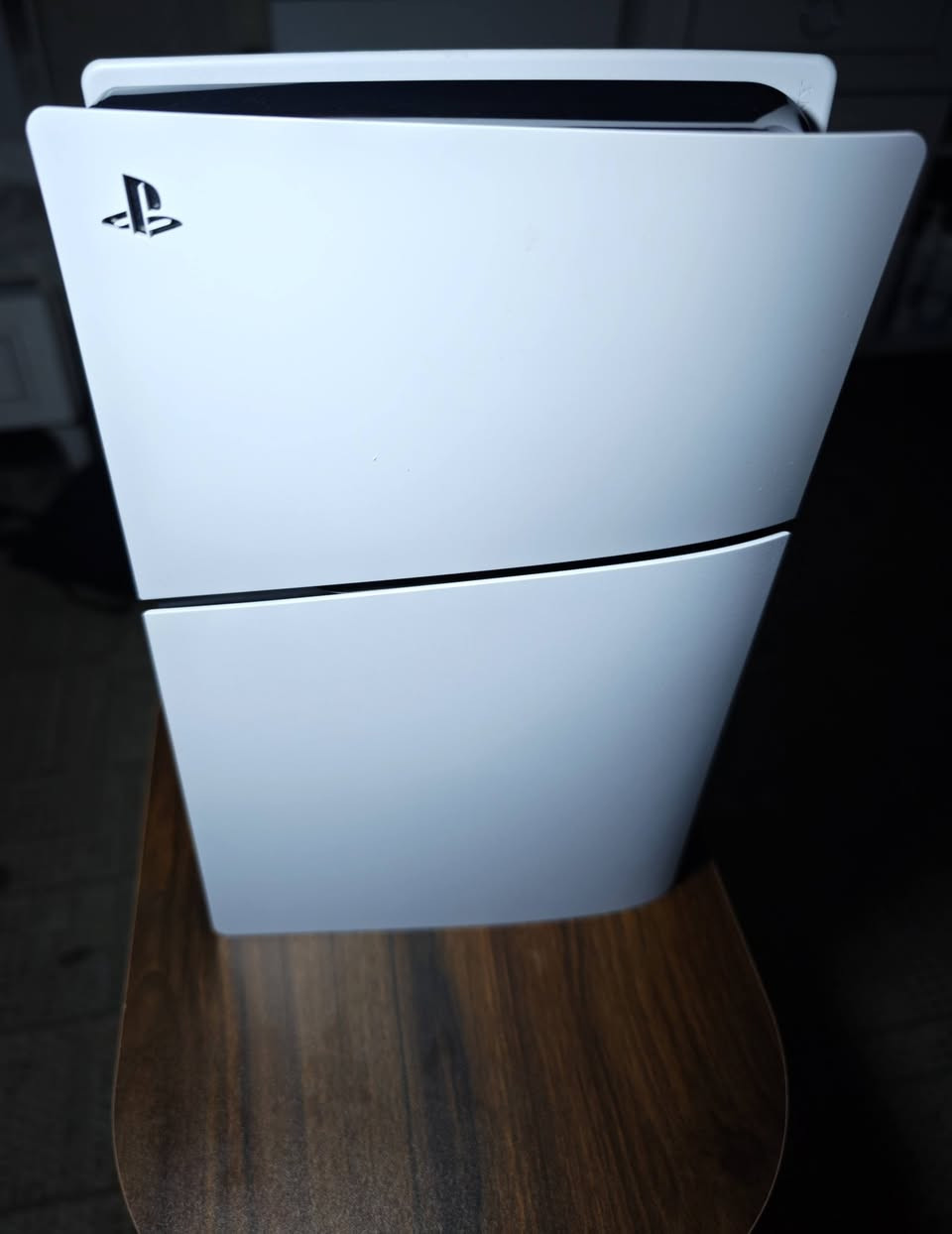 ​المواصفات والحالة:
الموديل: بلي ستيشن 5 سليم (النسخة السلم) - نسخة الأقراص.
​فترة الاستعمال: شهر واحد فقط (أخو الجديد، حرفياً استعمال منزلي خفيف جداً).
​النظافة: 100% بدون أي شخط أو عطل، والجهاز بعده بريحة الشركة.
​الملحقات المشمولة:
​اليد الأصلية: اليدة البيضاء (DualSense) اللي جتي وياه، نظيفة جداً.
​يدة إضافية: يدة PS4 تجارية (شغالة تمام للألعاب المشتركة).
​كامل الملحقات: الكارتونة الأصلية، كابل الـ HDMI الأصلي، كابل الباور، وكابل الشحن.
سعر 650 الف


**إذا كنت صاحب هذا الإعلان وتريد حذفه لأي سبب، رجاءا أرسل رسالة إلى الدعم الفني**