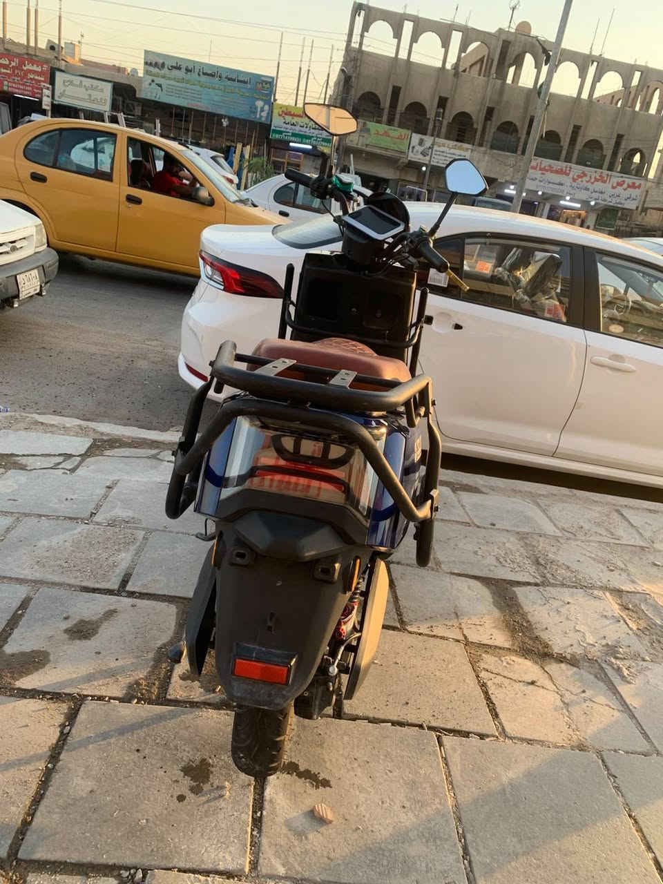 النوع: دراجة شحن كهربائية (تايجر / الحجم العملاق).
الموديل: تصميم رياضي حديث (نفس الشكل الظاهر بالصور).

​السعر: 600,000 دينار عراقي (قفل أو مجال قليل للشراي الصامل).

​📊 المواصفات والإمكانيات العامة:

​محرك قوي وعزم عالي (تسارع ممتاز ومريح بالمشي).

​شكل رياضي مميز (لون أزرق ميتاليك) مع صلايات حماية حديدية جانبية.

​ويل مغنيسيوم بلون ذهبي بلادي مع إطارات تيوبلس عريضة.

​كشن جلد مطرز ومريح جداً للمسافات.

​شاشة ديجيتال إلكترونية لقراءة السرعة ونسبة البطارية.

​إضاءة LED أمامية قوية (لايت حديث زيرو).

​⚠️ ملاحظة هامة (إبراءً للذمة وحالة الدراجة):

​الدراجة بيها ضربة بالجلد (الجمالية بالكامل/الفايبر) مثل ما موضح، ومأثرة على المظهر الخارجي فقط، لكن الشاصي والأساسيات سليمة.

​البريك الأمامي حالياً غير شغال (يحتاج تصليح أو تبديل فحمات/سيم).

​الدراجة تمشي وأمورها الباقية تمام، والسعر مراعى بيه كل هاي التفاصيل يعني تاخذها وتعدل عليها براحتك.

​📍 المكان: بغداد

📞 للتواصل والاستفسار:***********
متوفر واتساب
