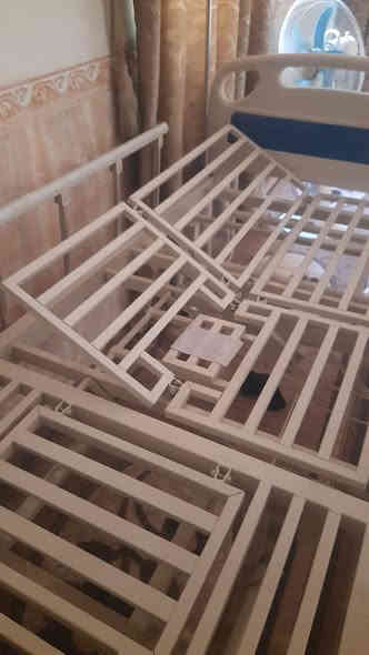 جرباية ( سدية ) للبيع 
تفيد الي عدهم مريض مقعد والي عندهم عيادات
تجي ملحقات كاملة وياها

ملحقاتها: 

فراش للسرير
طبلة طعام
حاملة مغذي
حوض للحاجة ( بول او غائظ ) أكرمكم الله

مميزاتها: 

تقلب الشخص او المريض للجهتين ( يمين و يسار)
ترفع ظهر المريض او تكعده 
ترفع الرجلين ( الاقدام ) 
فيها فتحت وسط لقضاء الحاجة في الحوض

مستعملة مرتين فقط
للإستفسار على الرقم الاتي :

*********** واتساب
*********** خط
