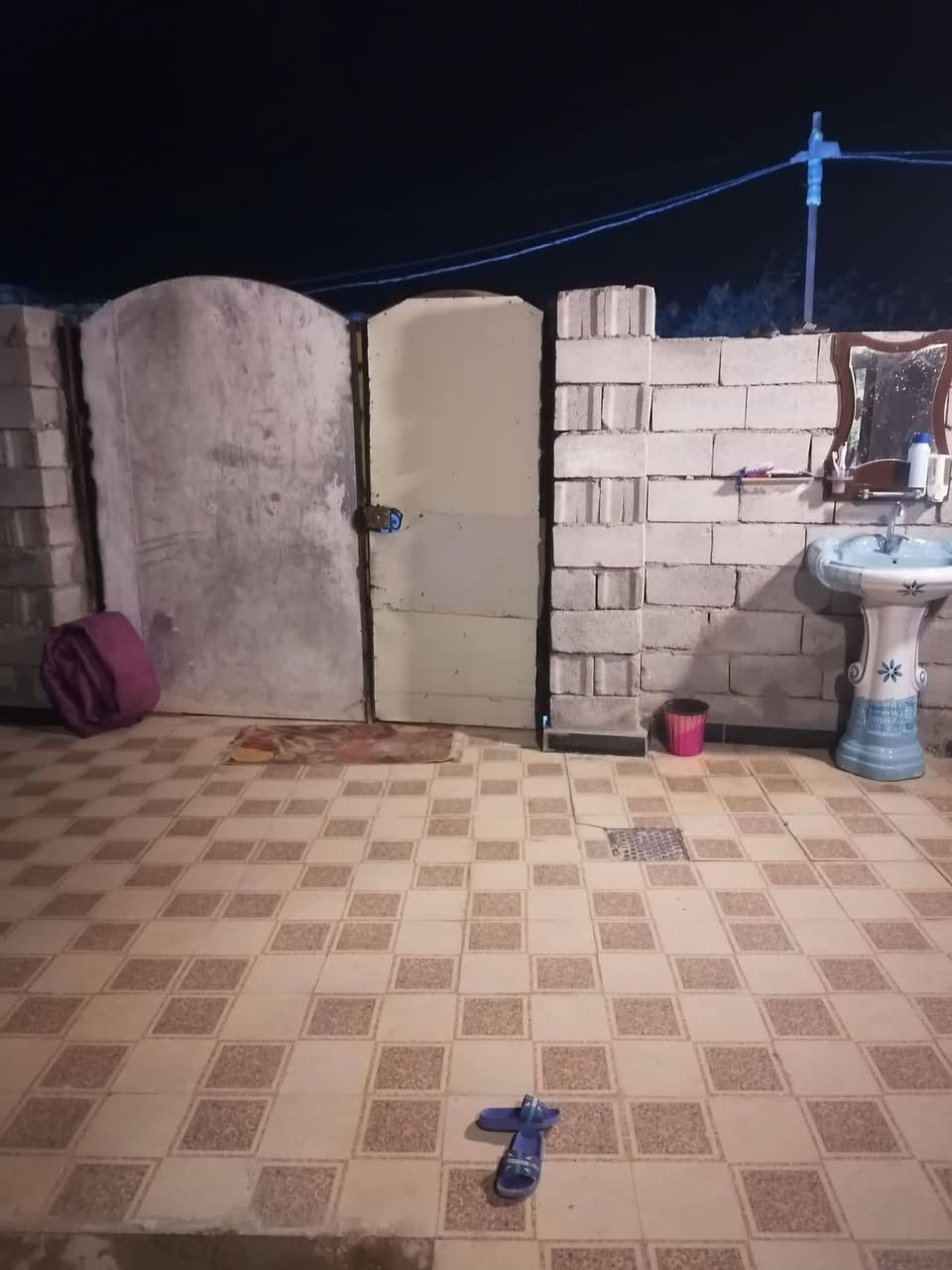 السلام عليكم ورحمة الله وبركاتة بيت 200 متر للبيع غرفتين وصاله ومطبخ او صحيات السعر 25 مليون مكان البيت منطقه سيد خضير باقي التفاصيل عل هاذه الرقم ***********
