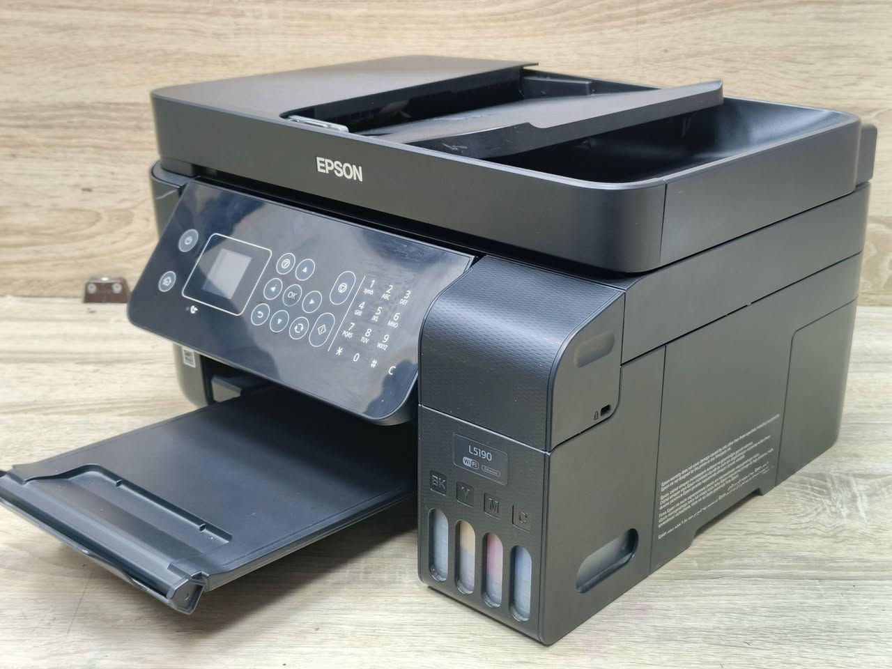 طابعة ايبسون موديل l5190 مستعمل بحالة ممتازة باحبار خارجية تطبع 5000 ملون و 6000 اسود وابيض سعر الحبر 10 الف لكل اللوان سرعة طباعة 9 ملون 12 اسود وابيض طباعة بوجه واحد استنساخ طباعة سكنر تحتوي علىwifi يمكن ربطها على موبايل وتابلبت ولابتوب كما تحتوي على فيدر لطباعة مجموعة اوراق بامر واحد مع امكانية استخدامه في الارشفة الالكترونية مع امكانية طباعة صور وستيكر وبدقة عالية 🚦سعر طابعة 145 الف 🚦مع كيبل كهرباء وكيبل كومبيوتر وقرص تعريف نسبة نظافة الجهاز 90% ضمان تشغيل وفحص. 
#الصفوة
#طابعتي


**إذا كنت صاحب هذا الإعلان وتريد حذفه لأي سبب، رجاءا أرسل رسالة إلى الدعم الفني**