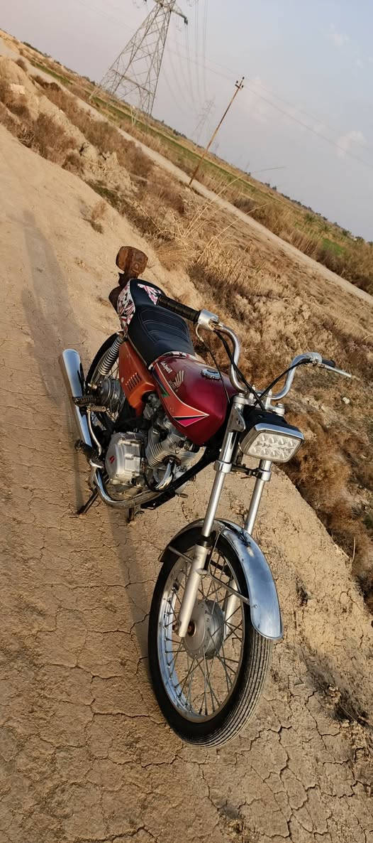 سلام عليكم
هاي الحلوه للبيع الغراض 25 وشاصي 17 بدون اوراق والمحرك نضيف السعر خاص او تتصل 
‏‪***********‬‏
