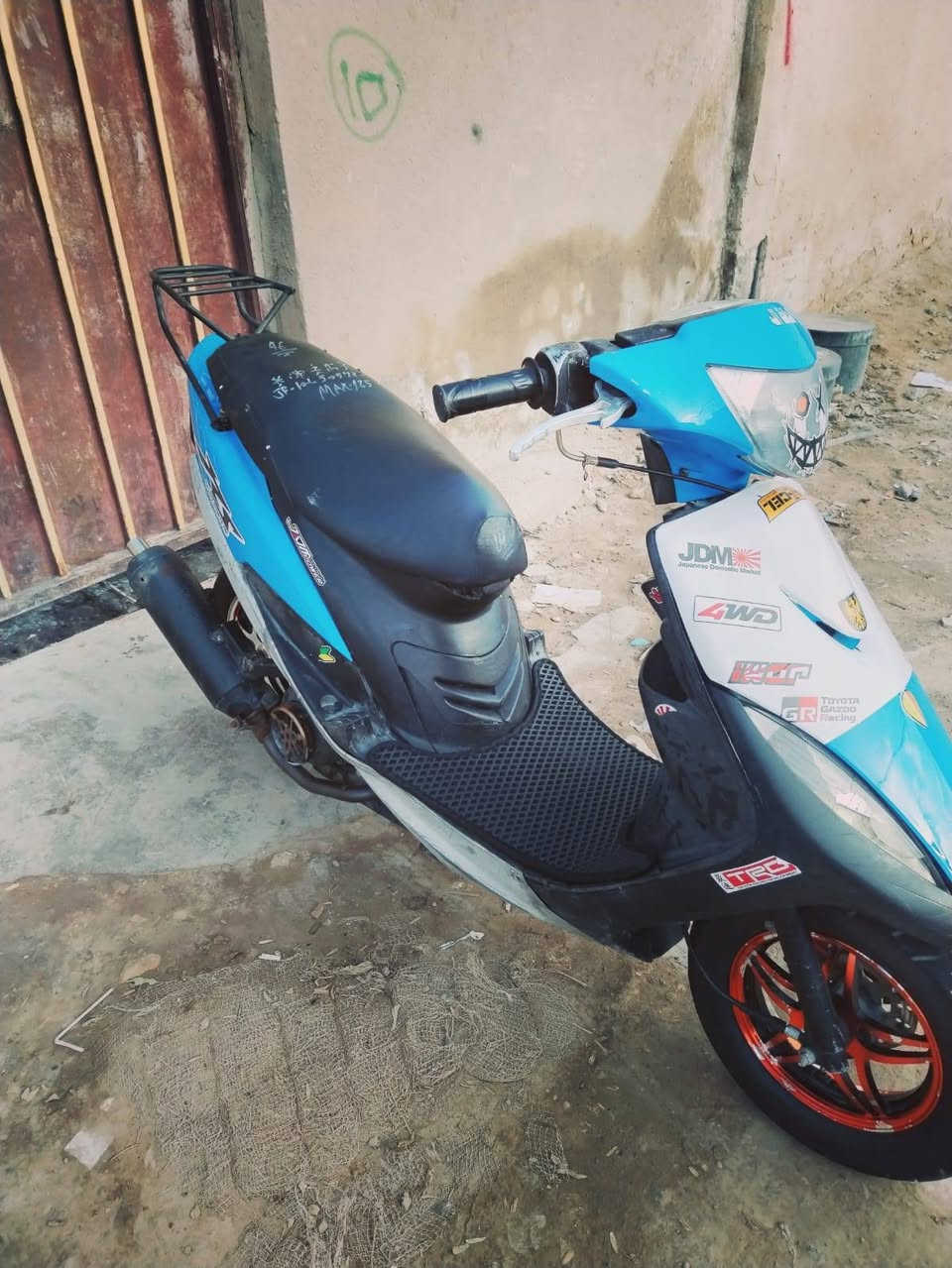 السلام عليكم
دراجه ماكس بوشه 49 ياباني 
كهربائيات سلف هندر كله شغال 
مكينه ما مفتوحه ***********
