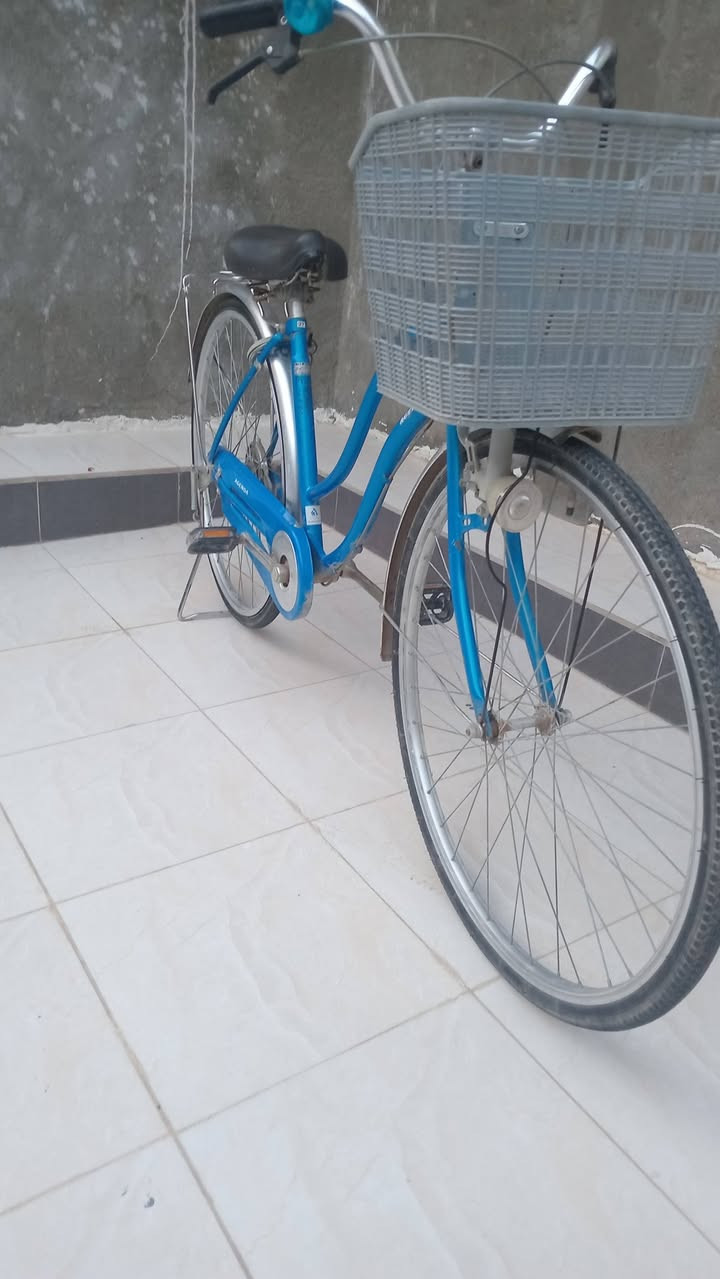 السلام عليكم اخوان هاذه الباسكل للبيع نضيف حجم 27 رقم الاتصال *********** السعر 90 او بي مجال
