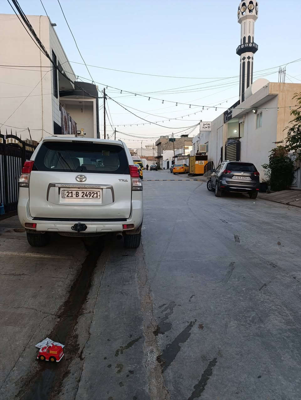 ئه م خانو١٠٠مه تره و بيكهاتووه له زوري خه و هؤل مطبخو موساعت مطبخ و ميوان دكتي مو به ريده  سه رئاو غه ربيو شه رقي تيا يه و خه ريته يه كي جوان ما ليكي ريكو بيك ناونيشان كركوك ده روا زه زور نزيكه له جاده كامل خه ده مات به رامبه ر مز كه وتي احود كؤلاني ١٥ متر بانه و كؤنكريته به نرخيكي زورمناسب ماله كه زه رورن بويه ئه يفروشن ره قم مو بايل ***********
