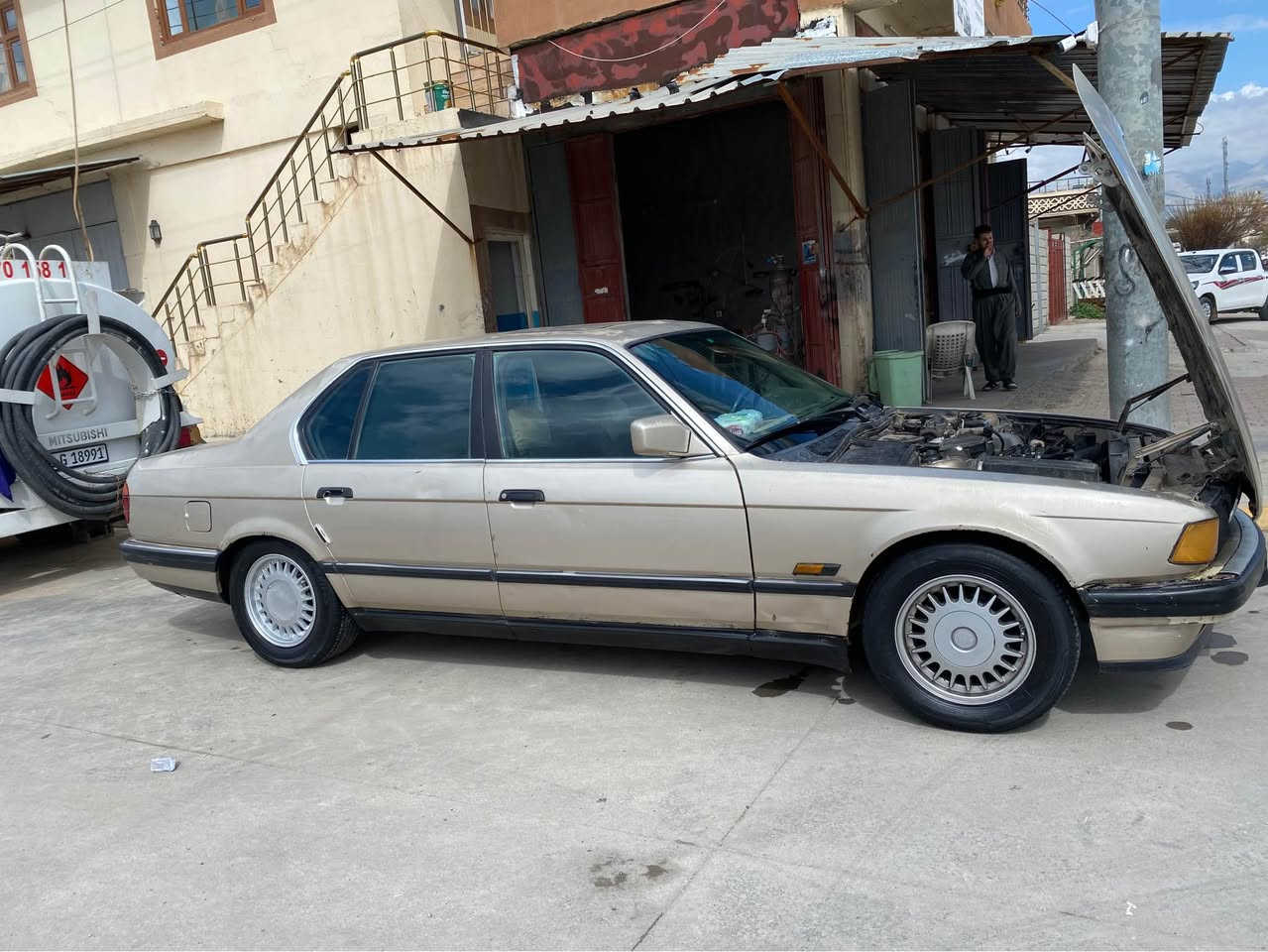 سەرەتا بەناوی خوای گەورە BMW 735بۆفرۆشتن سەیارەکە زۆر جایزەو پێشو دوای تازە داگیراوە فلنجەو تاقم بانسی پێشەوە حەفتەیەکە گۆراوە کارەبایو گێچی بەنزینو حەماوەی هەموی ئیش دەکات گێری تۆماتیکە گێرومەکینە بەشەرت کارەبای نقوستانی نیە  تەبریت وگەرمی بەشەرت شاشە ئایپاتو کامێرایە تایەکانی تازەیە  سەیارەکە کراوە بە غاز لە شەریکەی قەیوان بێکێشەو مازبوتە واتە غاز و بەنزینە  سەیارەکە سەنەویە بەس سەنەویەکەی ون بوە رەقەمی ساحێب سەنەویشم لایە دەتوانی خکت بە پارە لەگەڵی رێک بکەویت بۆت دەکات بە رەقەم من بە علوج دەیفرۆشم تاقەتی سەر ئێشەم نیە کۆدم بۆ کردوە بە ناوی خۆمەوەیە کۆدەکەی هەموو گیانی بە شەرت ئەدەم هیچ شتێکی دەستکاری نەکراوە بۆیاخی یەک چەمەلغی بۆیاخی هەیە بەس کالبونەوەی هەیە  ژ.م*********** السليمانية, العراق
