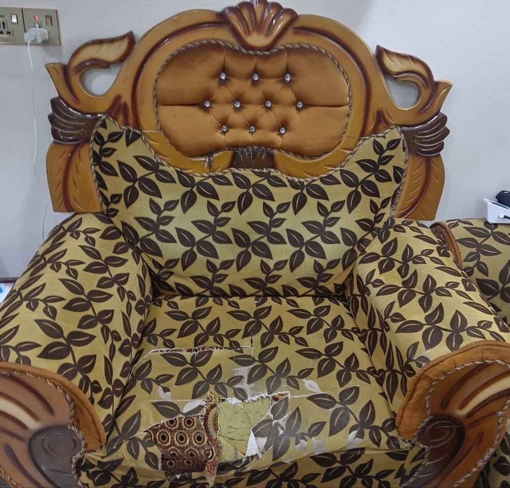 السلام عليكم ورحمة الله وبركاته 

تخم قديم ملكي للبيع 

عدد الكراسي الفرديه ( ٤ )
عدد الكراسي الكبيره ثلاث نفرات ( ٢ )

التخم تعبان وبي بعض الكسور 

السعر (  ٢٥٠ الف  )

للإستفسار على الخاص  

المكان / بغداد / الدوره


**إذا كنت صاحب هذا الإعلان وتريد حذفه لأي سبب، رجاءا أرسل رسالة إلى الدعم الفني**