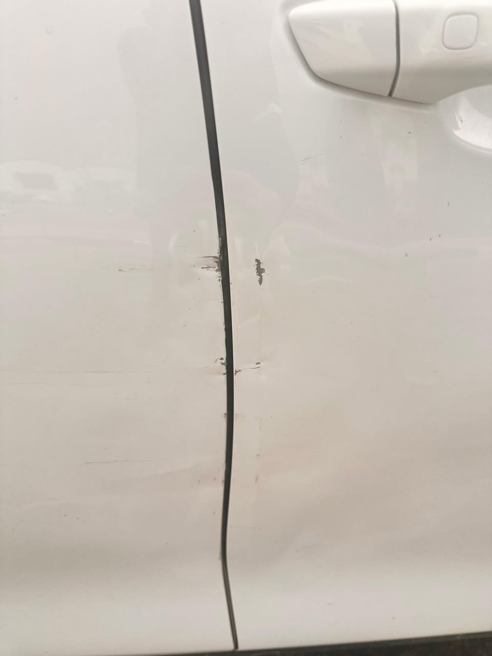 السياره خليجه ممشه قليل والسياره كفاله ما عدا ضربه بالباب راجعه بارد فقط السعر 130 وبيها مجال قليل للاستفسار اكثر
***********
