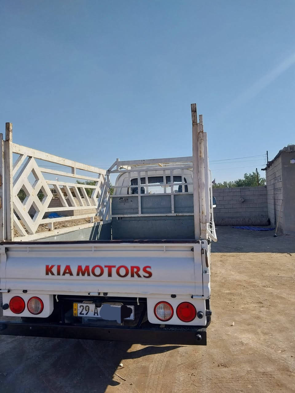 سلام عليكم سياره كيا حمل للبيع موديل 2015 سياره مكفوله كفاله عامه نضيفه وحلوه سنويه لنهايه 26 رقم واسط  مكاني واسط الستفسار ***********
