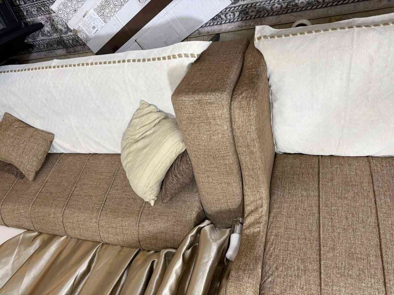 للبيع (تخم وكاونتر) التخم قطعتين  ٣ نفرات وقطعه نفرين وقطعتين ام النفر والكاونتر ٣ قطع مثل ما موضح بصوره مكاني البنوك بسعر زين تواصل خاص او واتساب ***********
