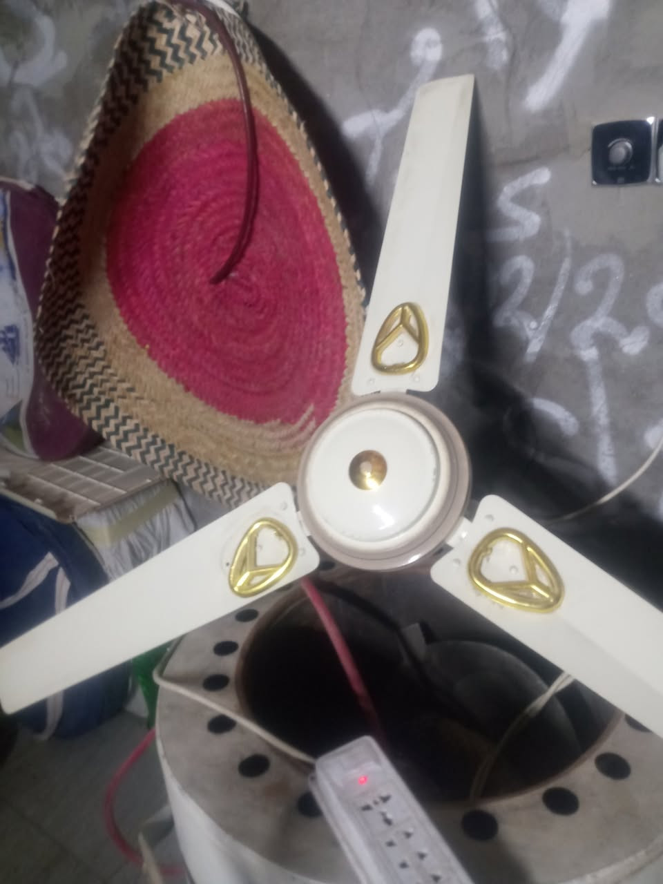 غرض للبيع هتر نشرا تدفئة سعر 5لف بنكي سعر 20لف. مكنسه كهربائيه حمراء 30لف مكنسه خضراي سعر 150غساله زولي تنشيف.  مكنسه باله اماني  باله سعر 60جديد بالكرتون. مبرد 100. جربي نفرين تسكام سعر 150. جربي طفل تسكام جديد غير مستعمل سعر 90بابل مركز شرطة الفيحاء فرع مقابل يوجد توصيل. عاكس كامل شغل فول باتري واي جديد هم سعر 150بي عربان طفل سعر 20لف. ***********
